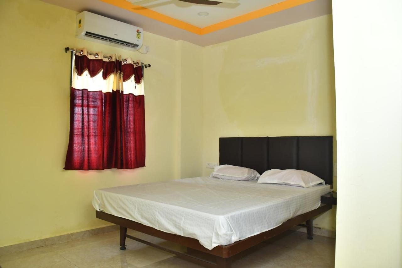 Hotel Kalika Residency Akalkot Kültér fotó
