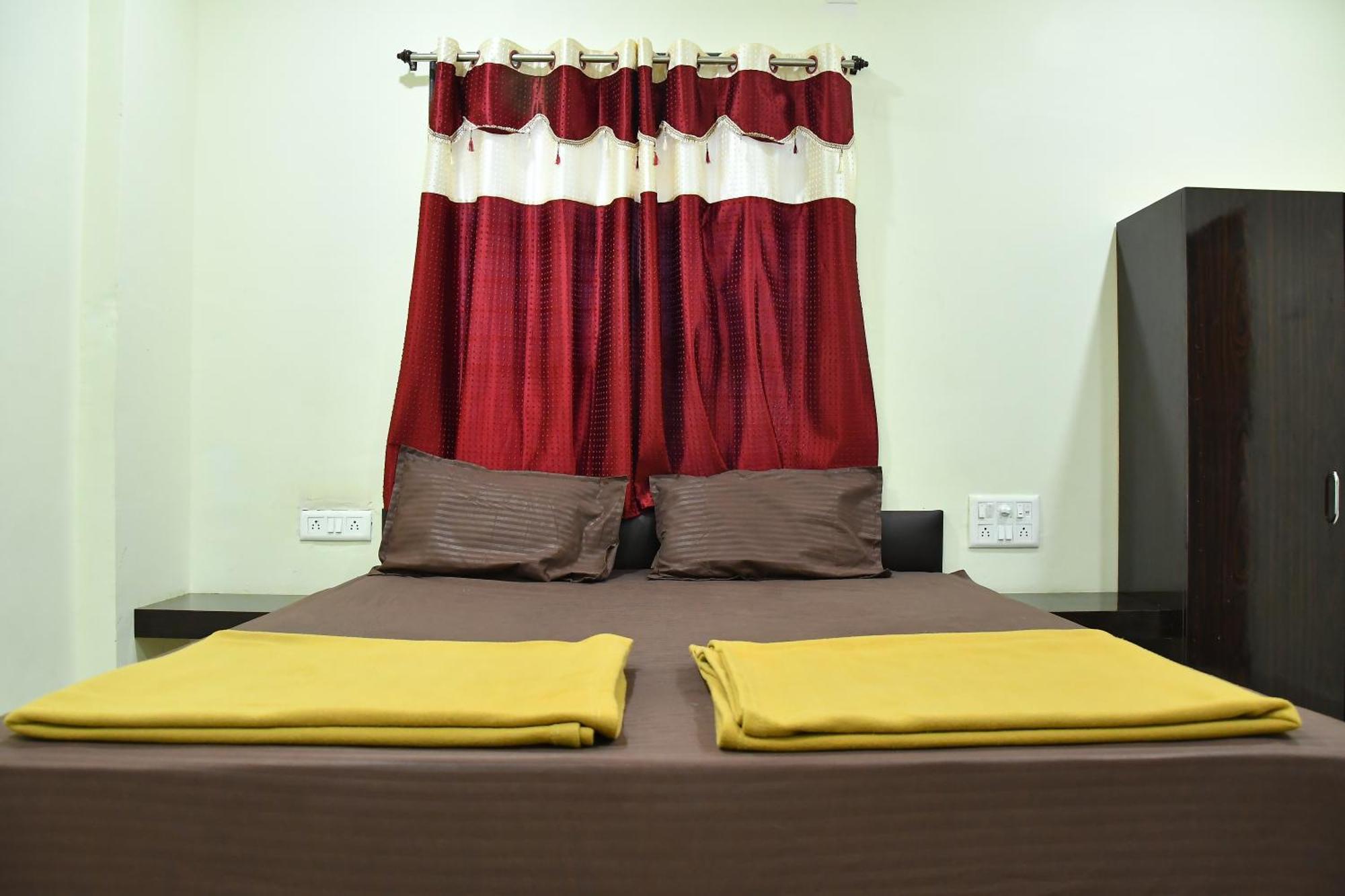 Hotel Kalika Residency Akalkot Kültér fotó